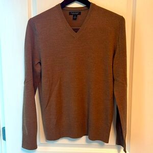 Banana Republic Men's Extra Fine Merino Wool V-Neck Sweater - Size Medium - Tan